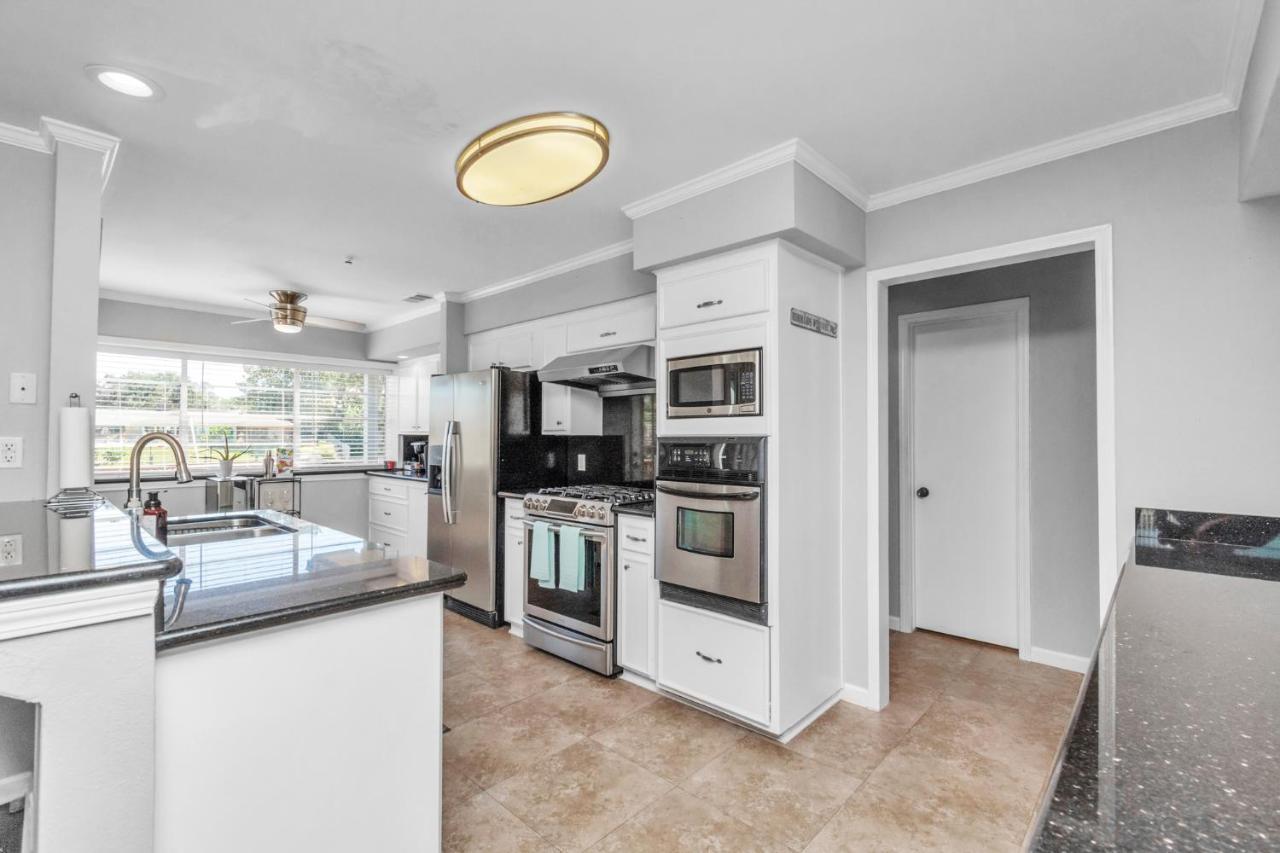Beauty On The Water! Lake House Near The Beaches! Galveston Exterior foto